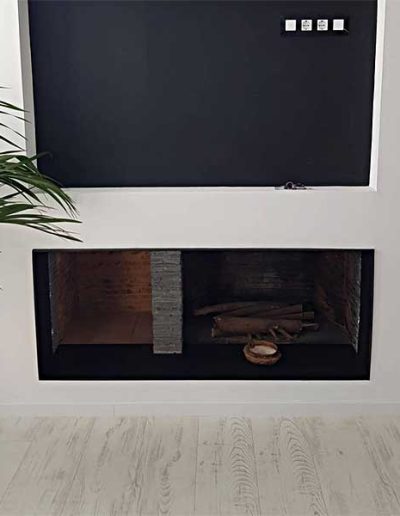 04- Mueble decorativo en pladur con chimenea para TV empotrada y mecanismos ocultos detrás