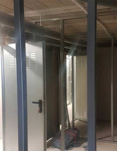 01- Instalación de espacios para 11 trasteros con puertas de acero galvanizado en comunidad de vecinos de un edificio de Barcelona